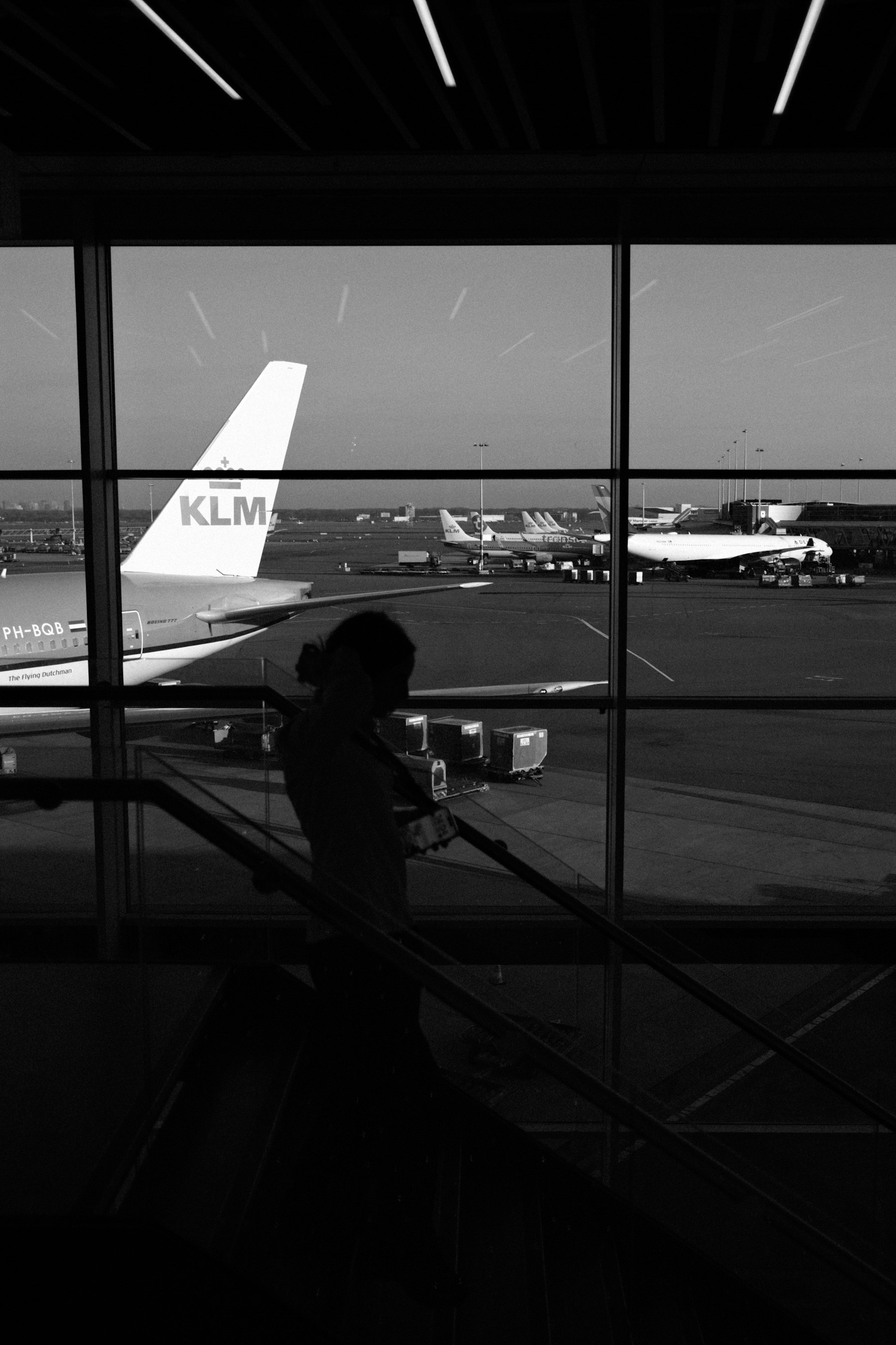 Силуэт путешественника в аэропорту перед вылетом